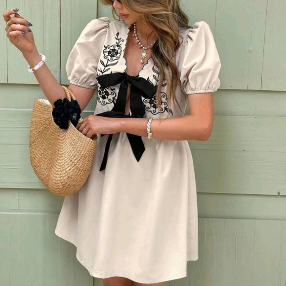 Women's Casual Contrast Embroidery And Contrast Laces Floral Hollow Embrodery - Picture 2 of 4